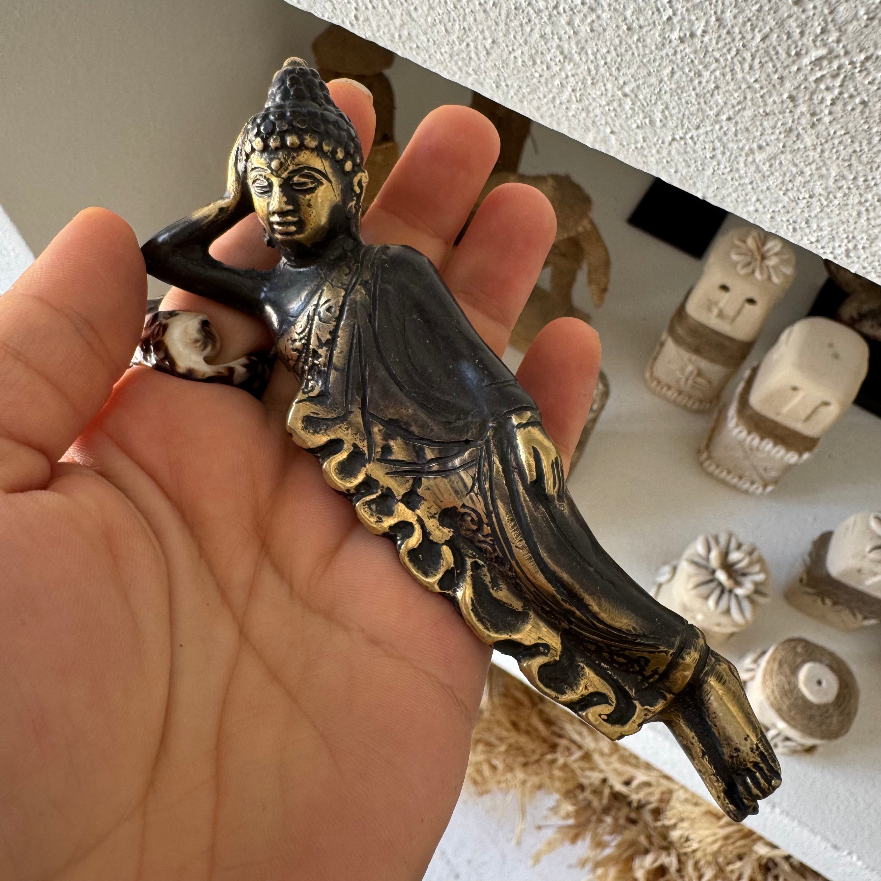 Uyuyan Budha