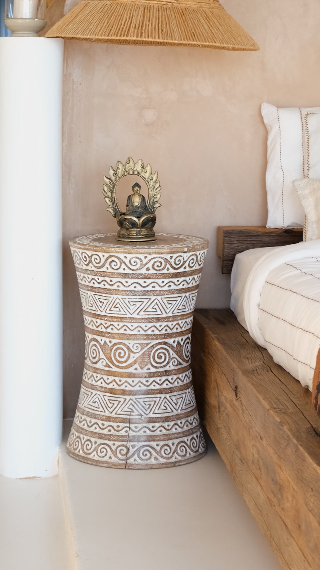 EMBROIDERED SANDGLASS STOOL