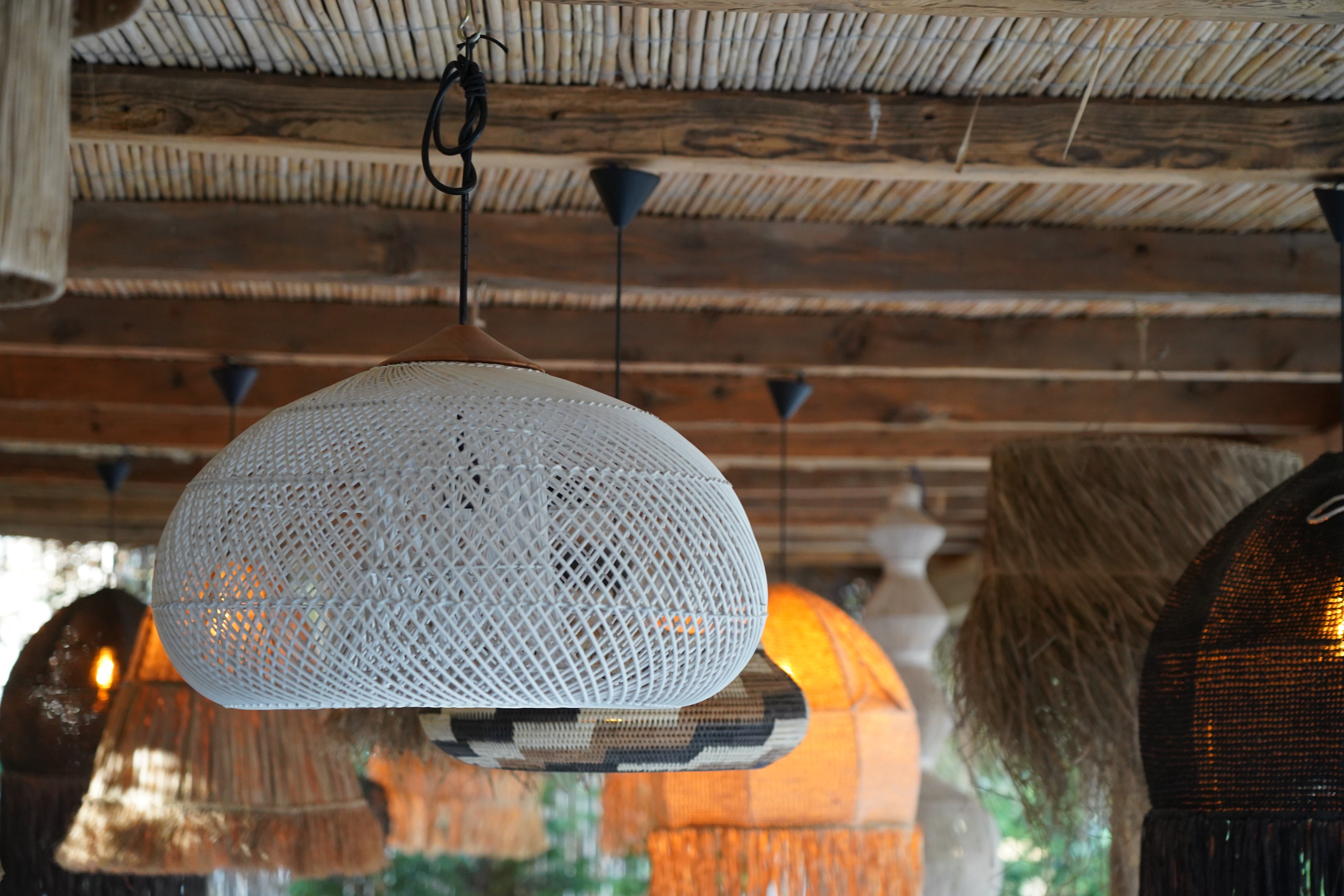 GRAY WHITE RATTAN LAMP