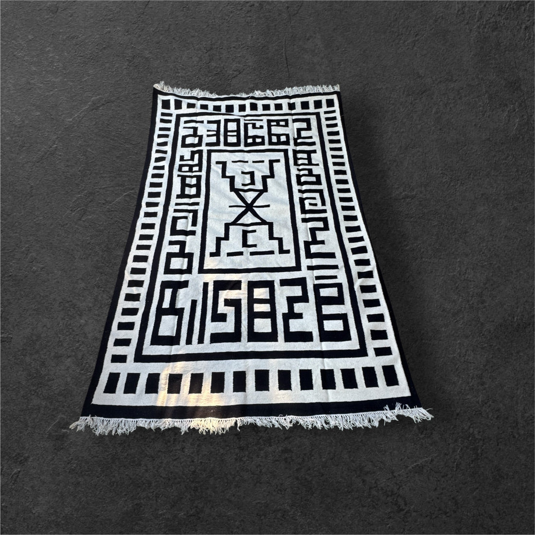 DESIGN BLACK AND WHITE RUG
