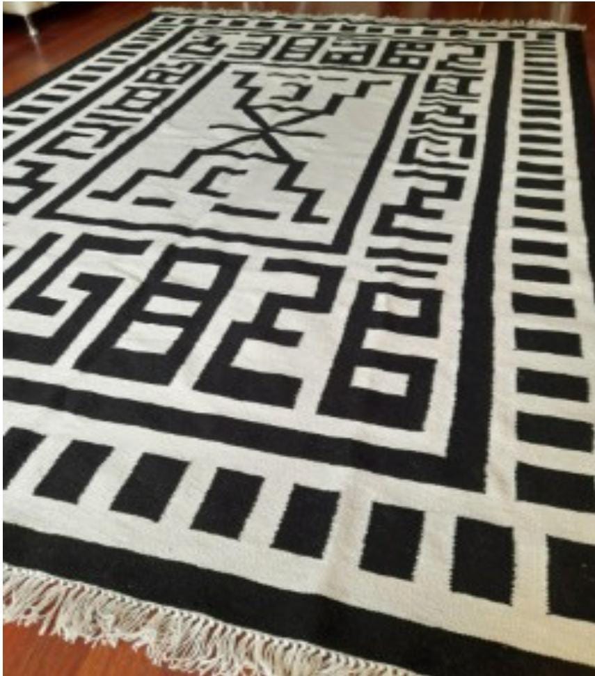 DESIGN BLACK AND WHITE RUG