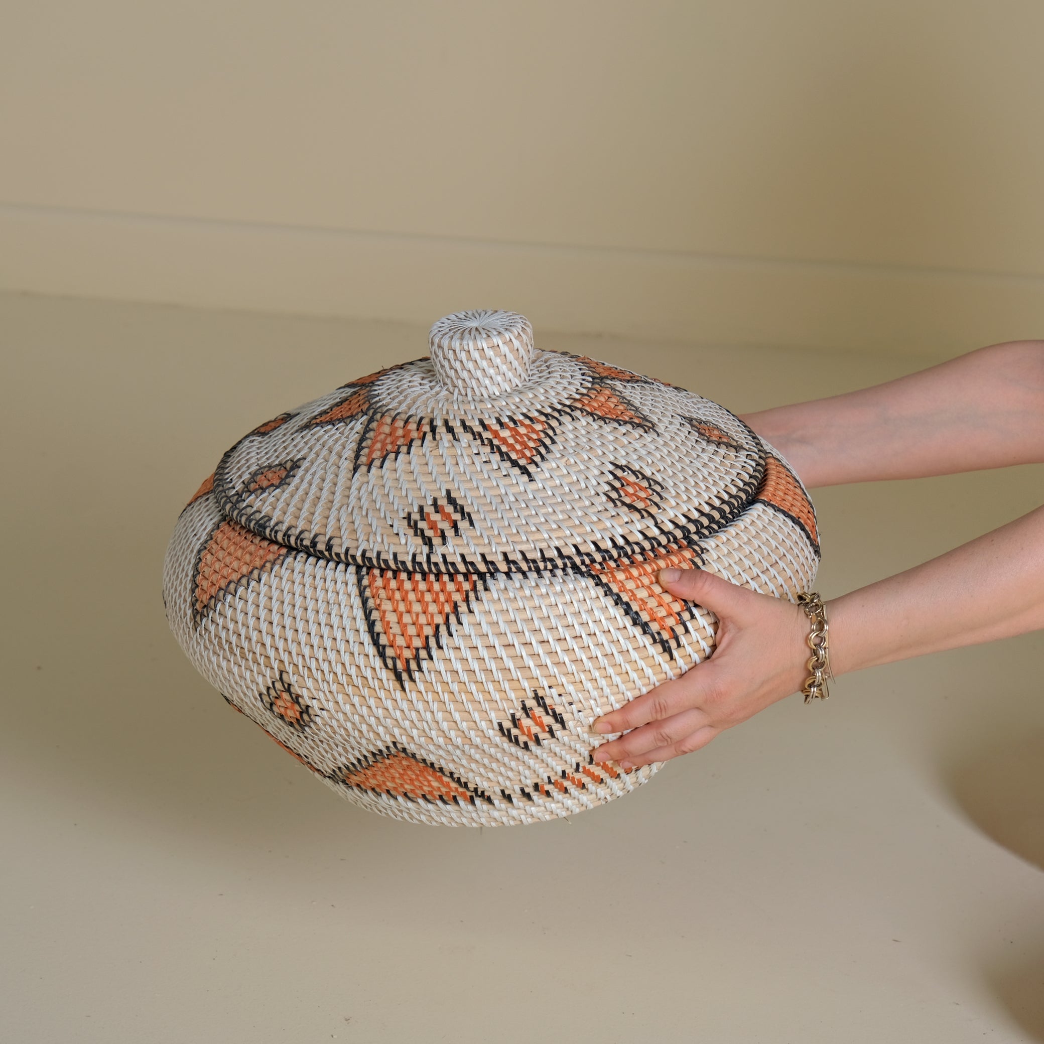 RATTAN PATTERNED VASE L