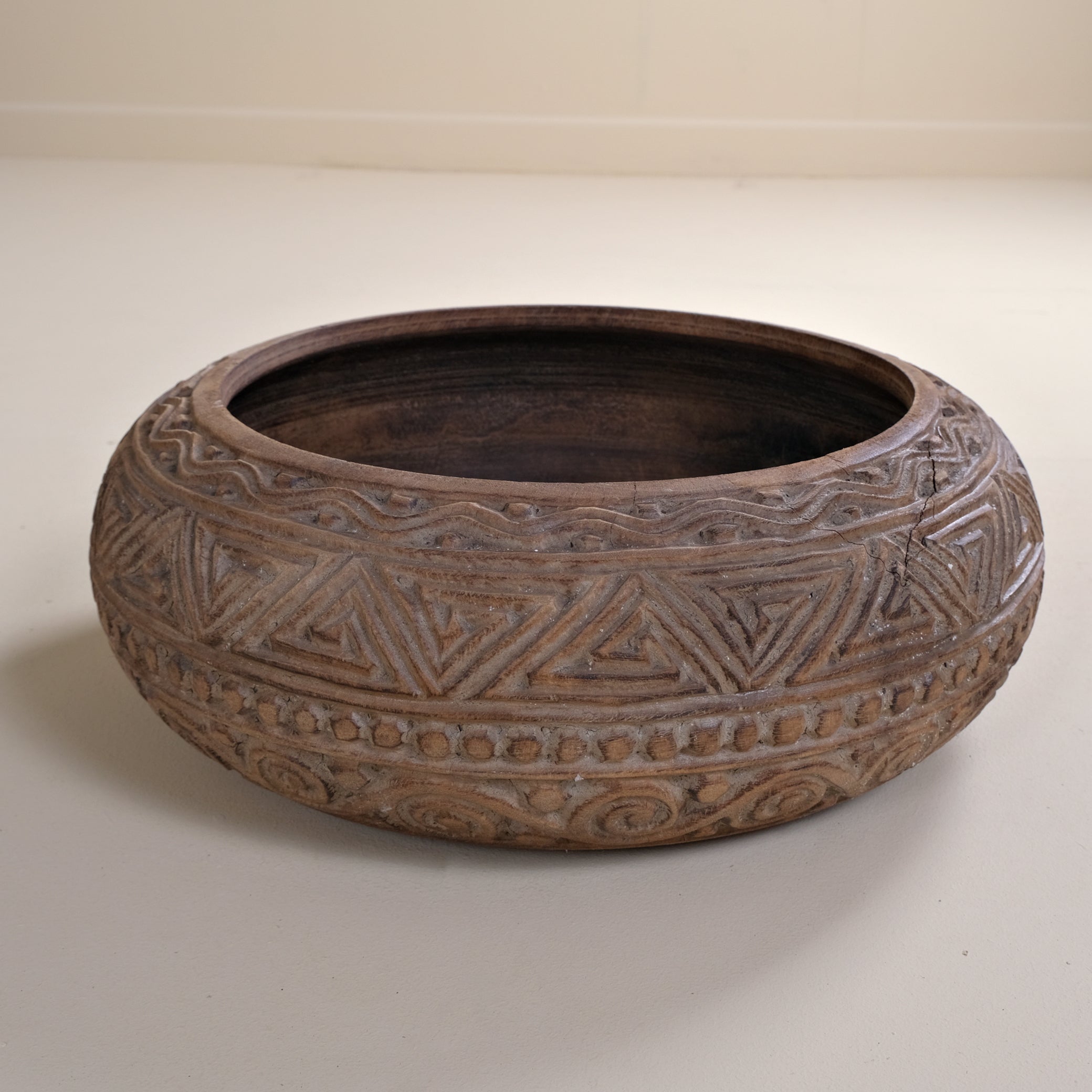 TEAK ENGRAVED BOWL ROUND