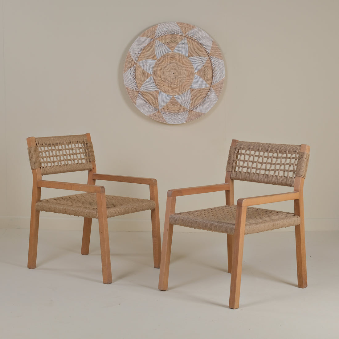 JUT CHAIR WITH ARMS