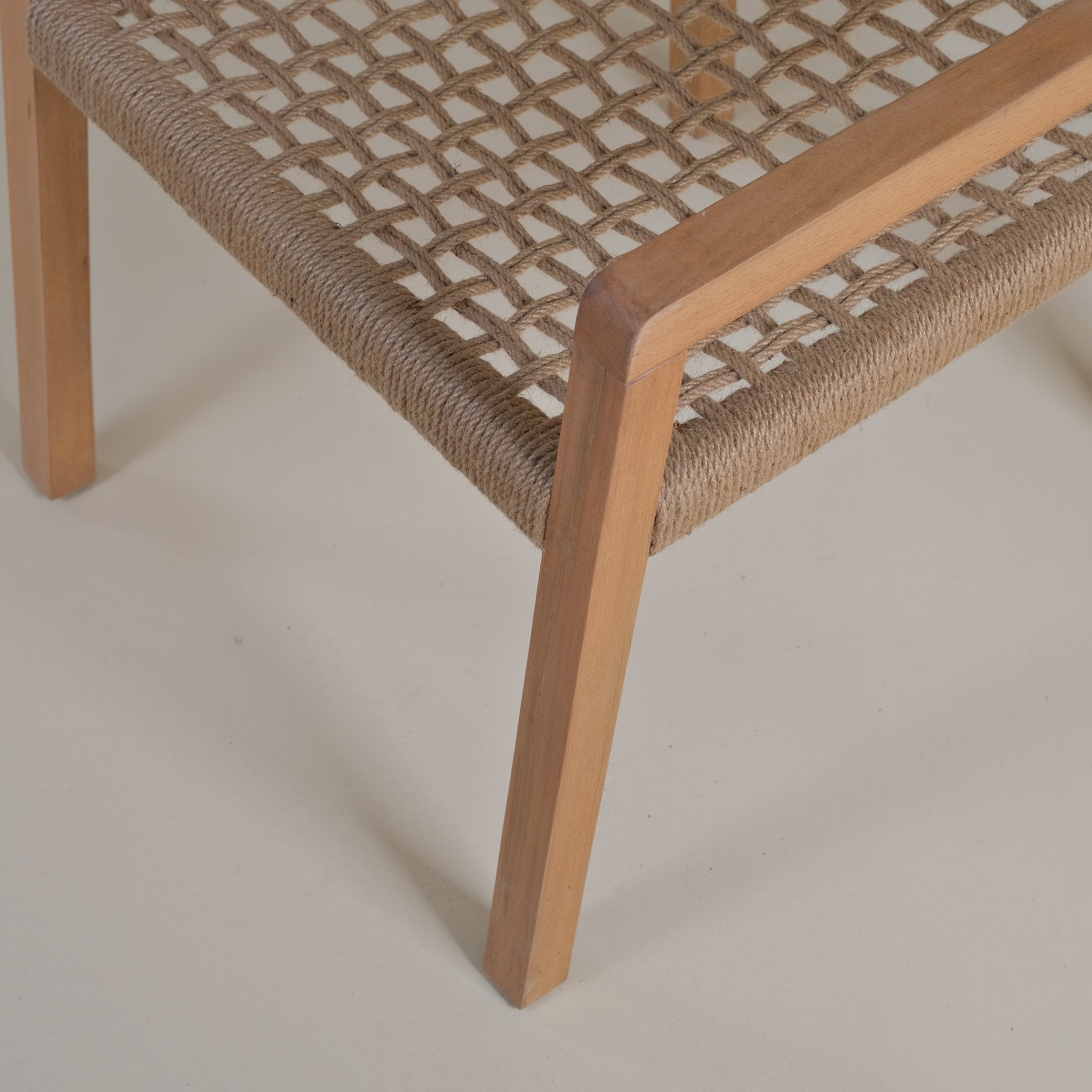 JUT CHAIR WITH ARMS