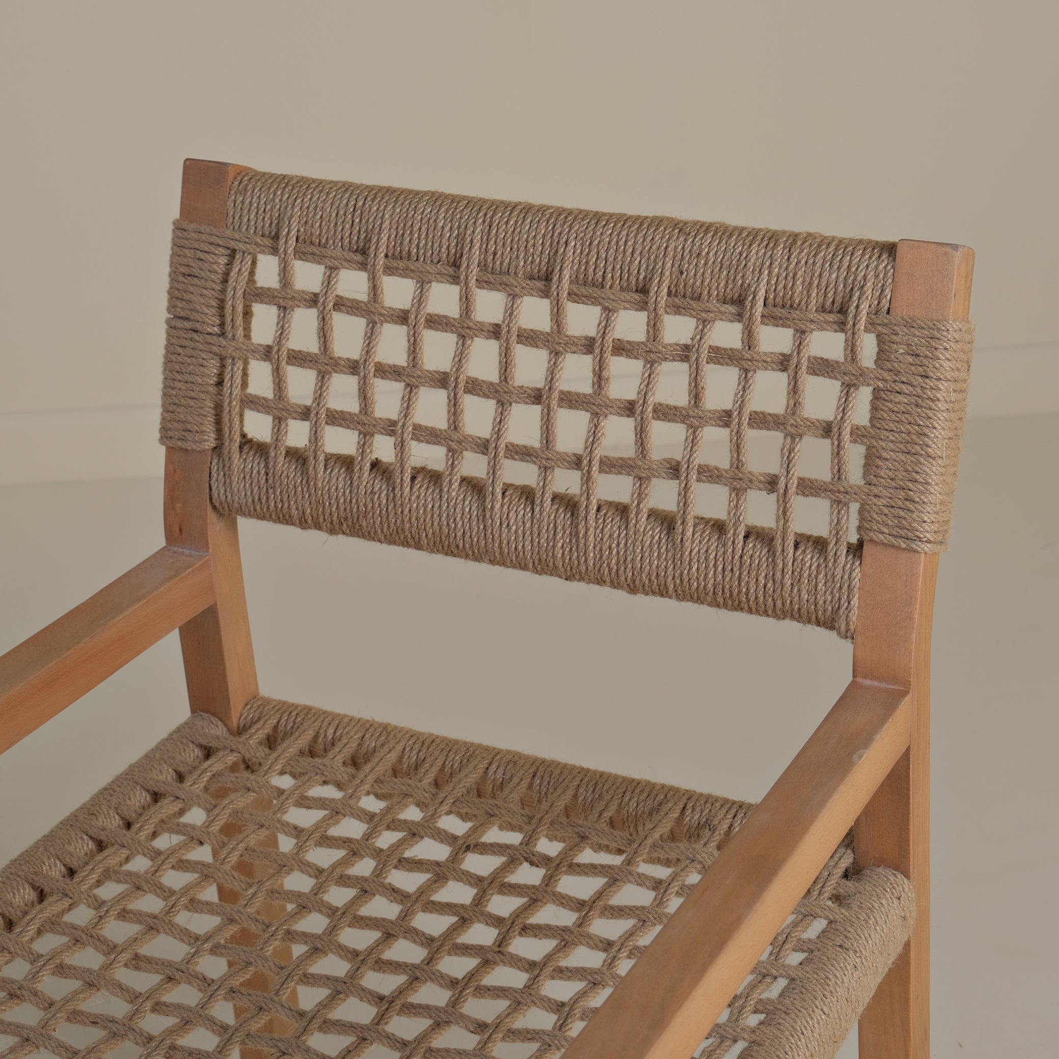 JUT CHAIR WITH ARMS
