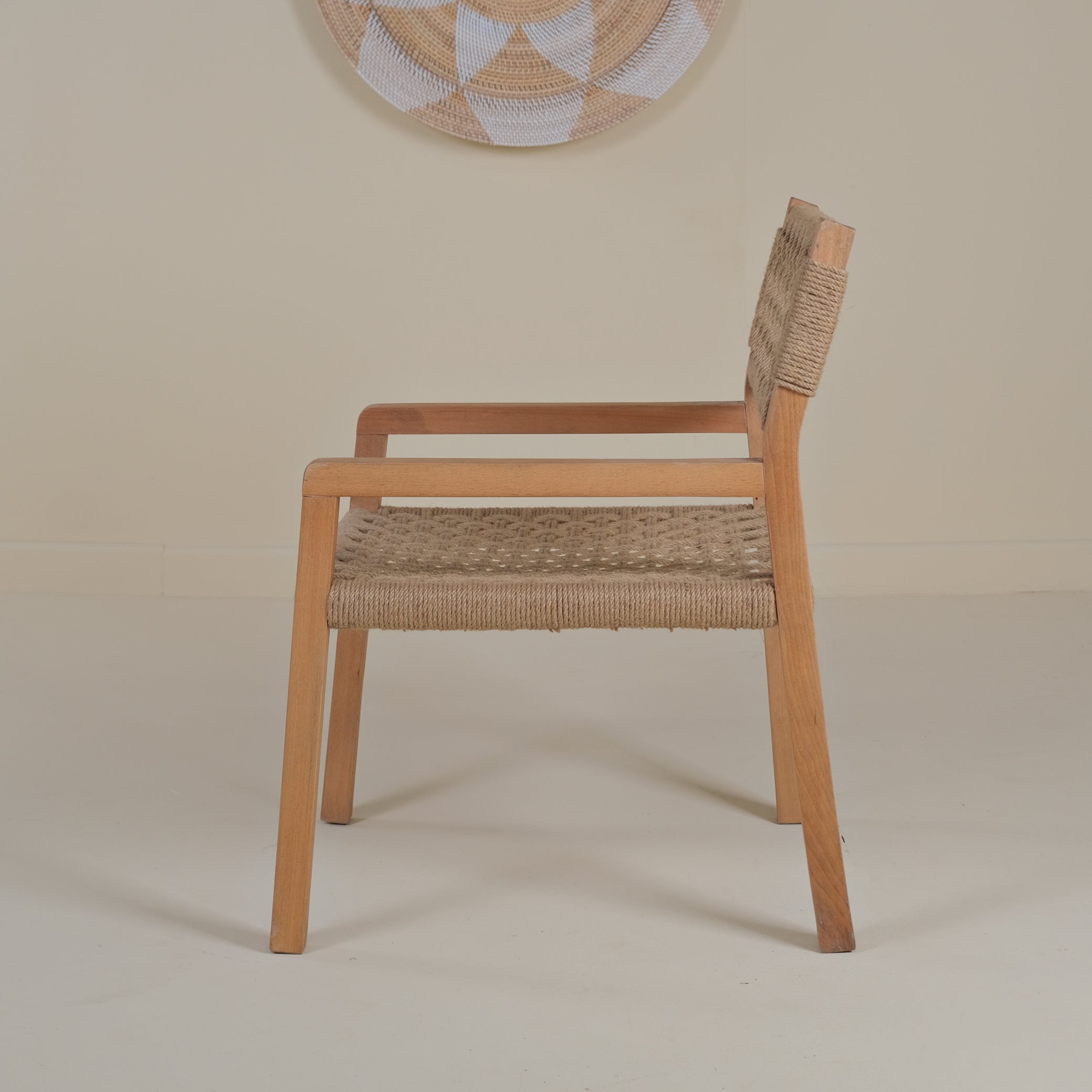 JUT CHAIR WITH ARMS