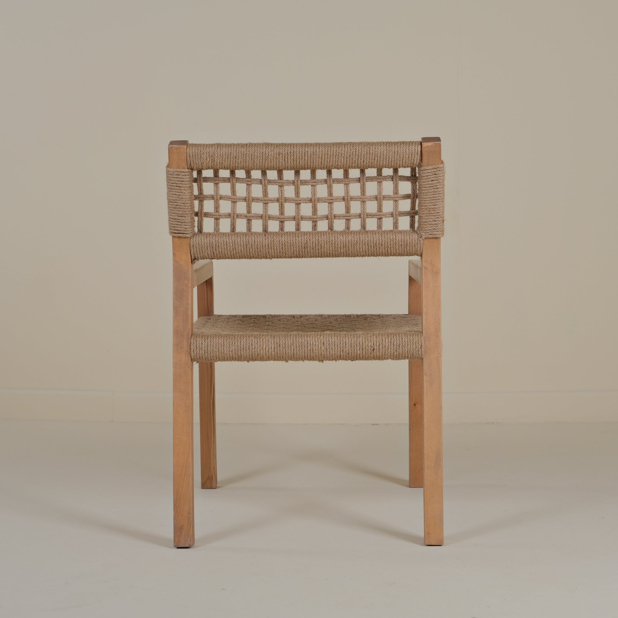 JUT CHAIR WITH ARMS
