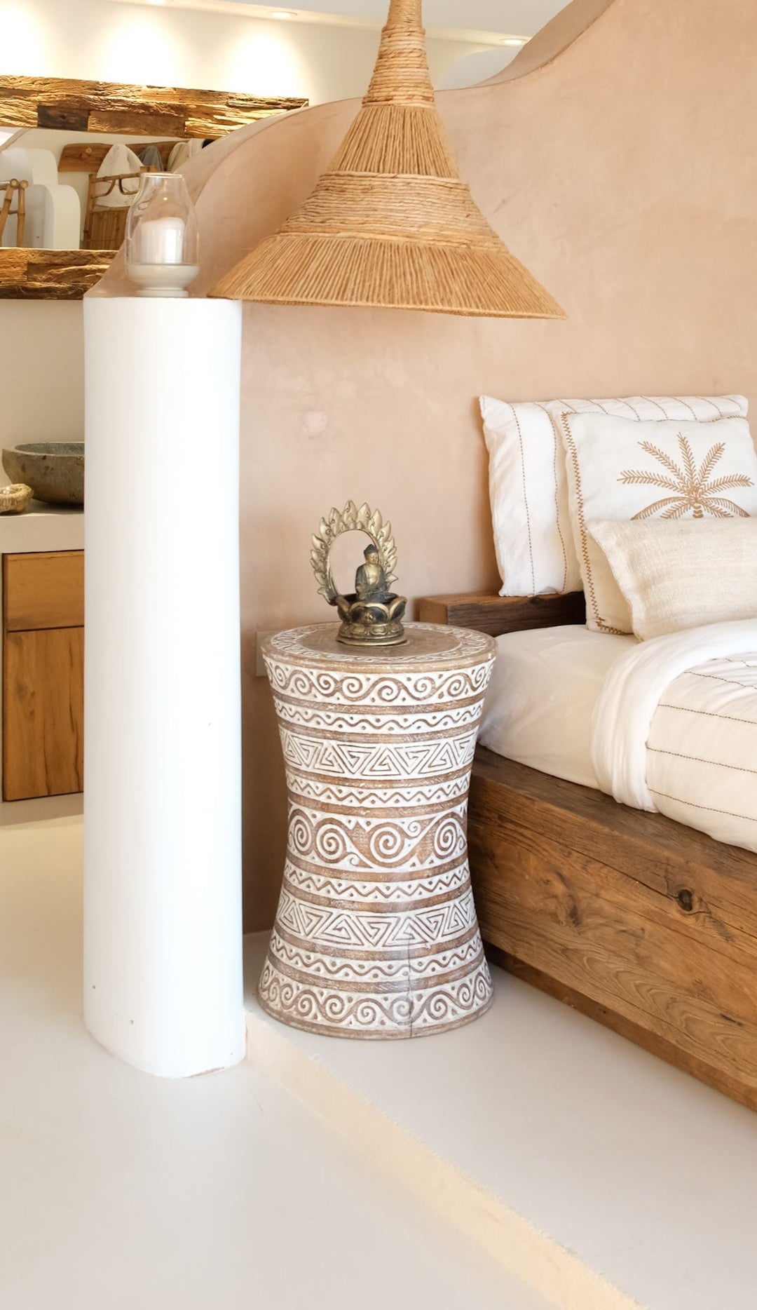 EMBROIDERED SANDGLASS STOOL